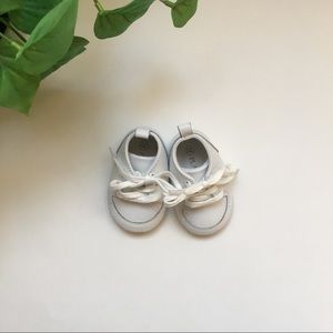 🚛MOVING SALE 🚛 Children’s Place white baby shoes